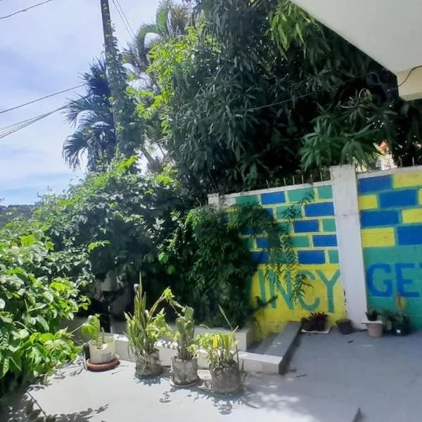 5 mins walk from Kingstown! - McKies Hill Suite #1 - Your Home Away from Home, hôtel à Kingstown