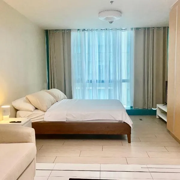 One Uptown Residence BGC 1BR sofabed, hotel v mestu Manila