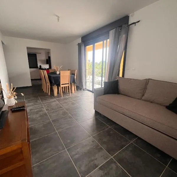 Eden Garden t3 appartement spacieux avec jardin Eco-ferme、Sainte-Suzanneのホテル