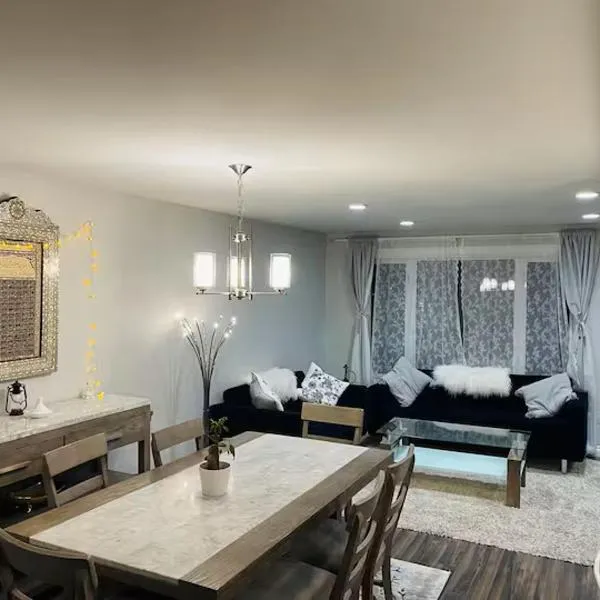 Private Rooms in a Wonderful House, hotel in Hay River