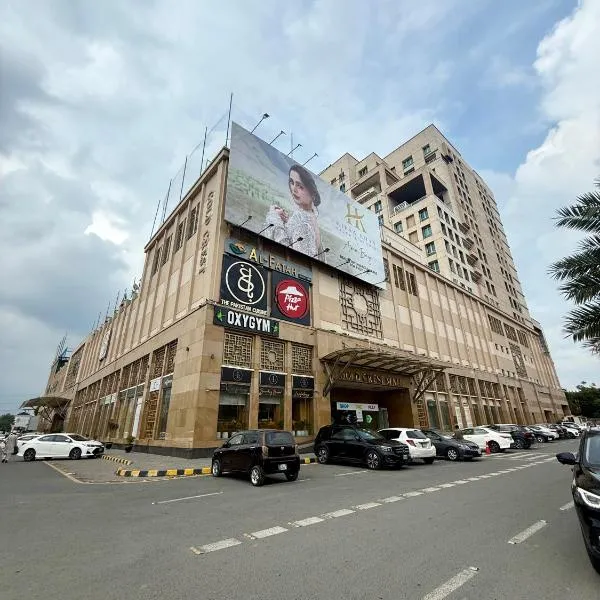 Gold Crest Apartments - 1 2 3 4 Bedroom By luxuryapartmentspk, hotel di Lahore