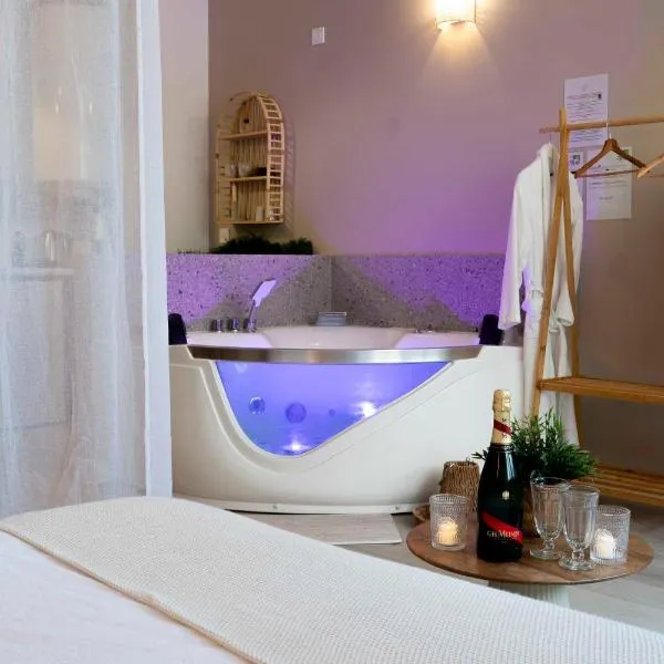 Suite sensuelle balnéothérapie et fauteuil tantra，位于讷穆尔的酒店