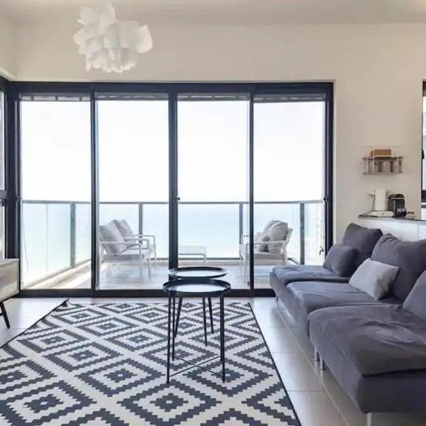 Oַ&O Group- Luxury Apt Tower Best Sea View Bat Yam, Hotel in Bat Yam