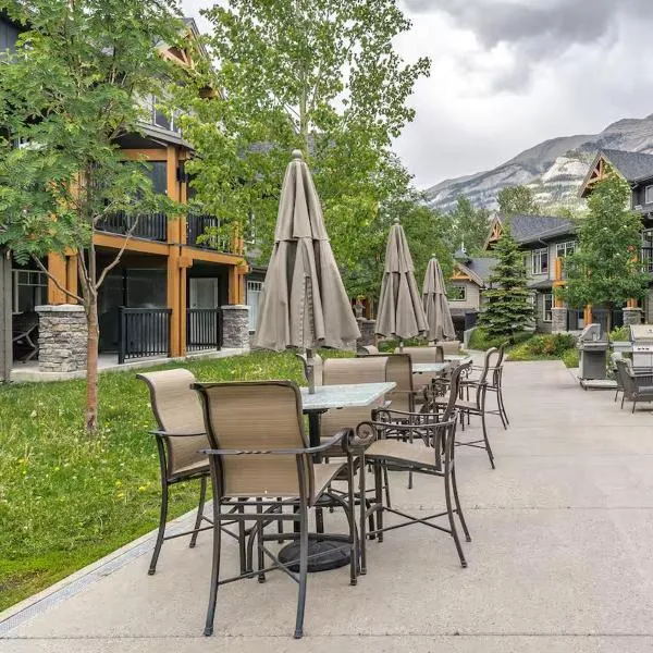 Canmore 2BR Retreat Near Banff, Free WiFi & Parking, hotell sihtkohas Dead Man's Flats