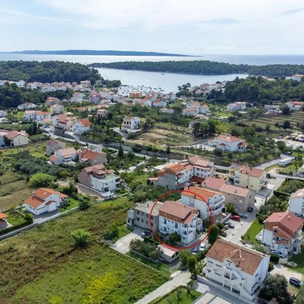 Apartments with parking space Palit, Rab - 22676, hotel en Rab