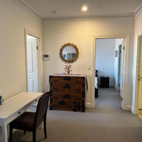 East End, 2 bedroom apartment, in ideal location, hotel em Adelaide