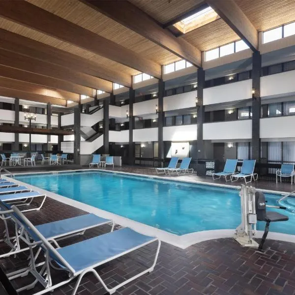 DoubleTree by Hilton Manhattan, KS,位于曼哈顿的酒店