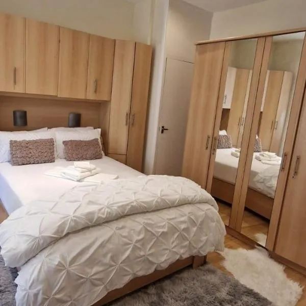 Cosy bedroom near London City Airport, Hotel in London