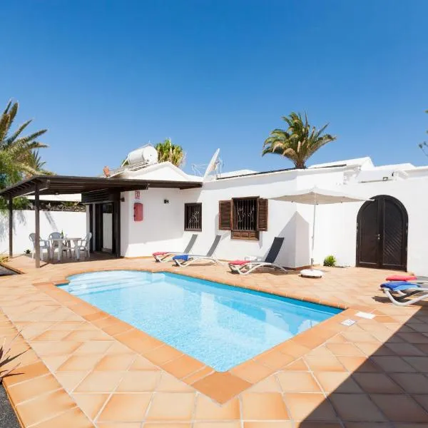 2 bedroom villa 'The Bungalow' with private heated pool., hotel in Puerto del Carmen