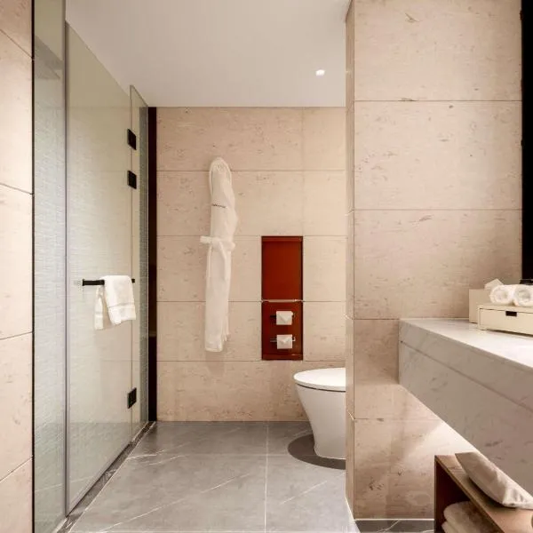 Swissotel Beijing Hong Kong Macau Center - 1 min to subway, hotel di Beijing