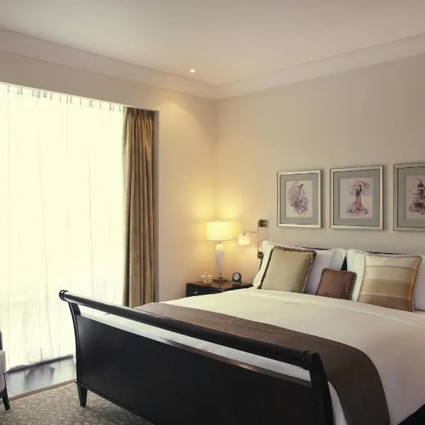 Raffles Makati, hotel in Manila