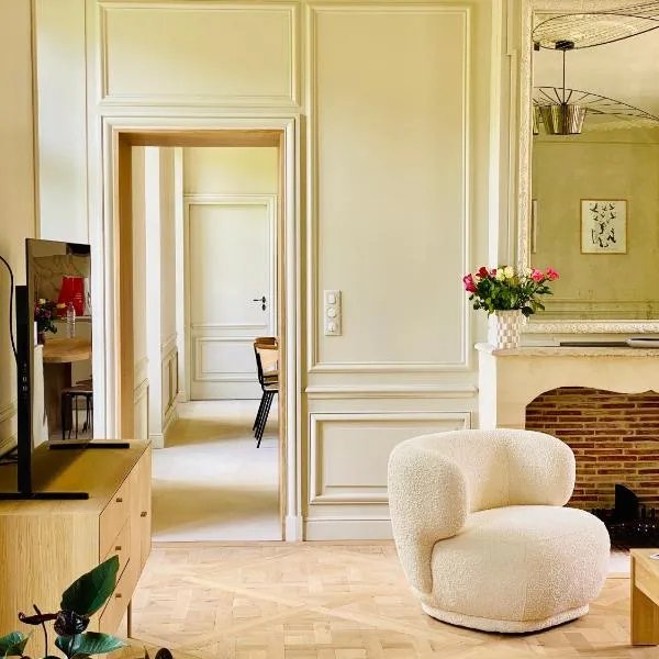 Historic 18th-Century Mansion - 3 BR - Bayeux - Garden & Museums Nearby, hotel v destinaci Bayeux