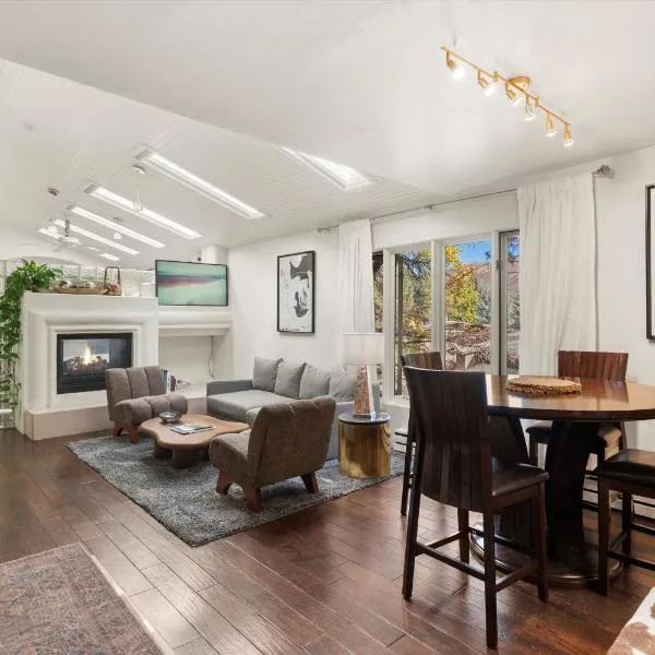 Aspen Stash Pad with Fireplace, Parking, W/D, ξενοδοχείο στο Άσπεν