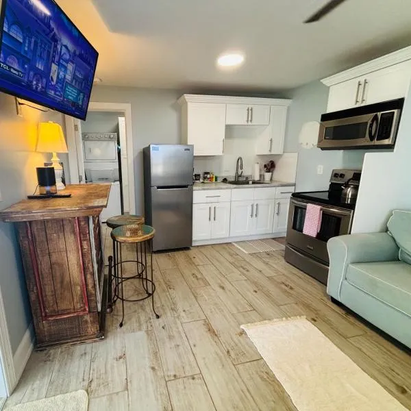Seahorse - Tiny Home 1.2 Mi, 2 Beach Kitchen W & D Queen Bed, hotel in Bonita Springs