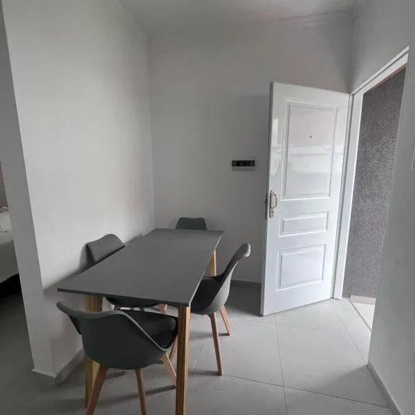 Alojamiento Madariaga 224, מלון בגויה