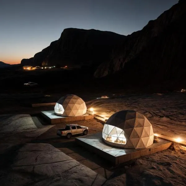 WADI RUM STAR LOTE LUXURY CAMp & BUBBLES ROOM, hotel in Wadi Rum