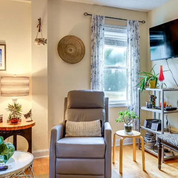 Nags Head Apt with Patio - half Mile Walk to Beach!、ナグス・ヘッドのホテル