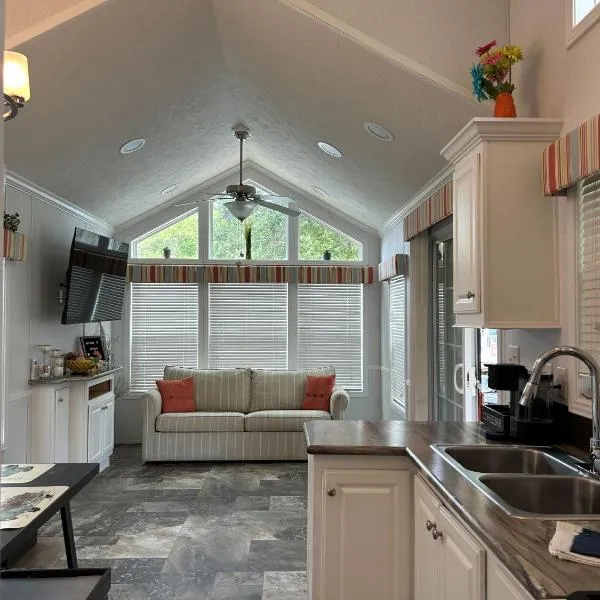 Holly Ridge Retreat with Loft and Pet Friendly plus Long Term Stay Allowed, Hotel in Holly Ridge