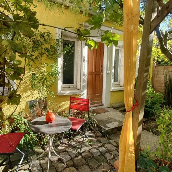 La maison jaune près du métro，位于蒙特勒伊的酒店