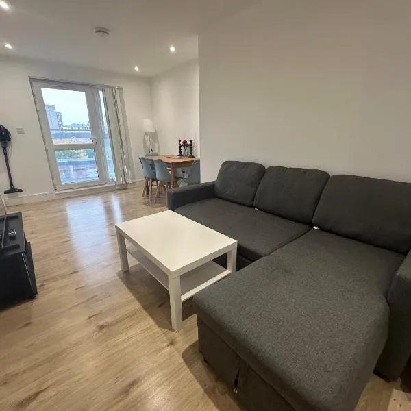 London Luton Airport Luxury Midland Apartments - GATED PARKING - Balcony - Sleeps 4, hotel v Lutonu