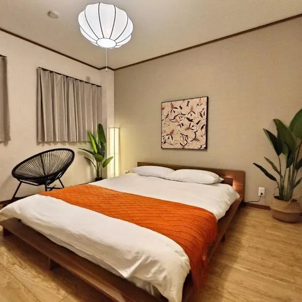 Luna Luxury 4BR Family Villa with Parking - 2 mins from Osaka-ko Station, near EXPO, USJ, Kaiyukan, hotel in Osaka