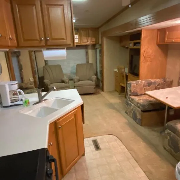 Platte-Camper in Woods w/FirePit & Hot Tub Access, hotel a Benzonia