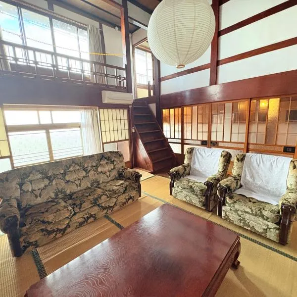 自然に囲まれた海沿いの広い一軒家 貸切 佐渡 古民家 レッドジャスパーRedjasper, hotel en Sado