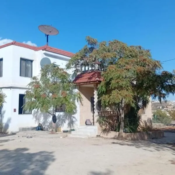 بوابة جرش الرومانيه الشماليه, hotel v destinaci Džaraš