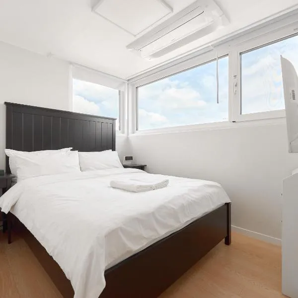 Panoramic View Seoul Station 2BR Newly Built, hotel in Seoul