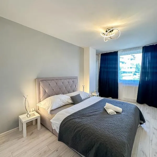 Simcity 3 I Skyline Elegance I 3BR, private parking, sunny terrace with panoramic city view 5min walk to city square, hôtel à Banská Bystrica