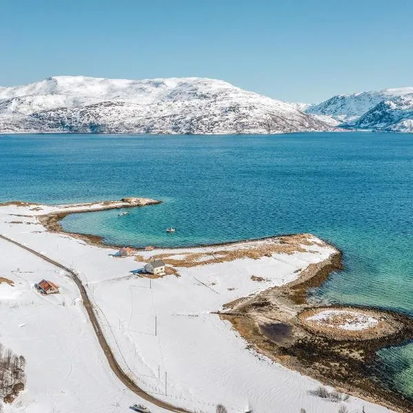Serviced Farmhouse - Kvaløyvågen Gård、Kvaløyaのホテル