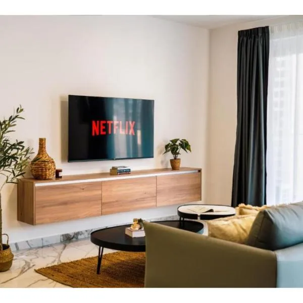 Corner Spacious 2BR Apartment - by HostMT, ξενοδοχείο σε St Paul's Bay