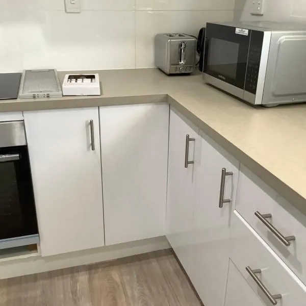 Quiet, Cool & Modern 3BR, hotel in Moranbah