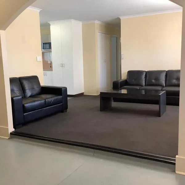 Quiet, Charming 3BR, hotel in Moranbah