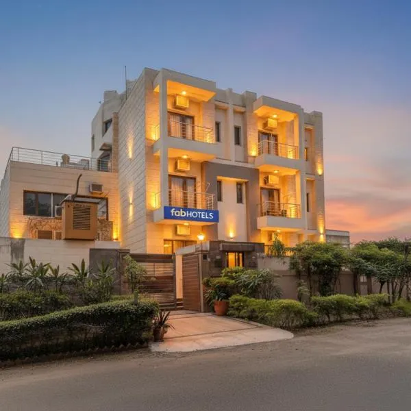 FabHotel Phoenix Hospitality Near DLF Cyber Hub & Metro, Gurugram, hotel in Gurgaon
