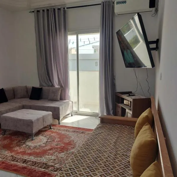 Location saisonnière un salon et deux chambres, hotel en Raʼs al Jabal