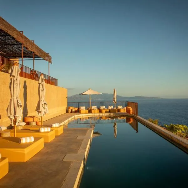 Hôtel Mylos - Cargèse, Piscine Intérieure et Extérieure, hotel in Cargèse