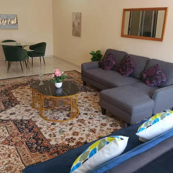 Delightful 2-Bedroom Family Apartment with Balcony, hotel in Sharjah