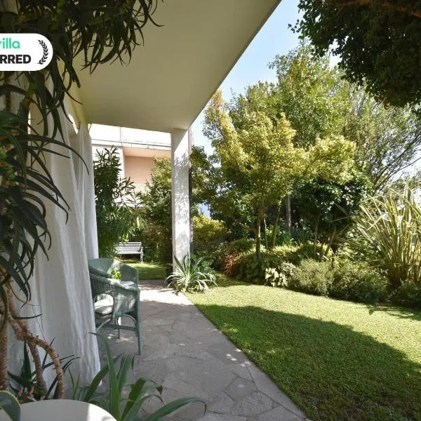 Chalet by Lake Maggiore with Garden Views, hotel v destinaci Verbania