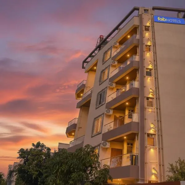 FabHotel Falcon Executive - Pan card club road、プネのホテル