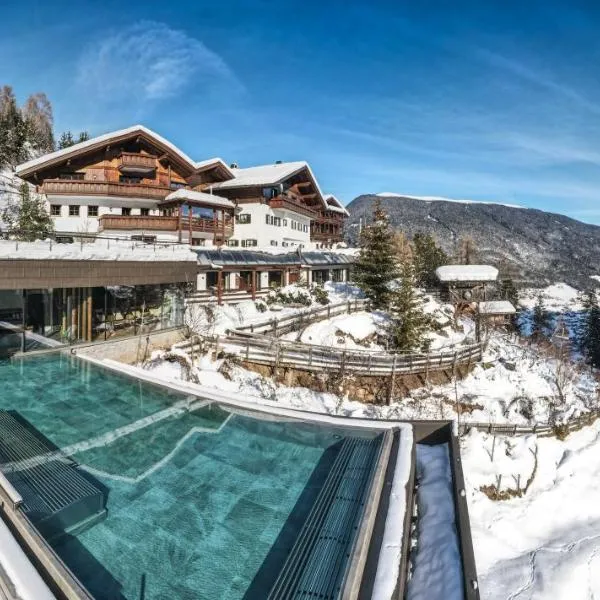 Charmehotel Uhrerhof - Deur, готель в Ортізеї