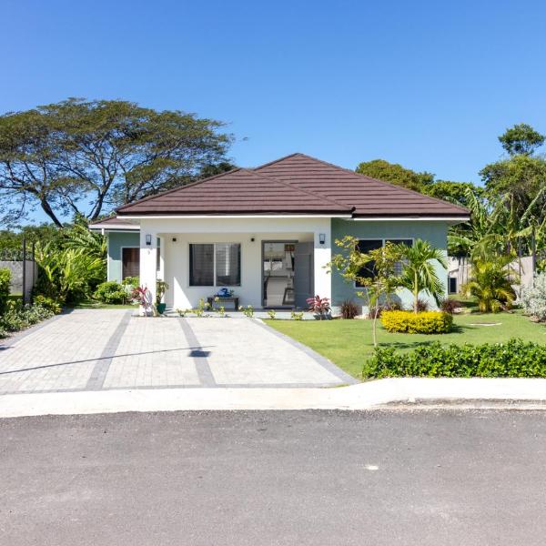 Three Bedroom Villas in Drax Hall - Pool Gym - 24hr Security - Beach Closely, Saint Annʼs Bay