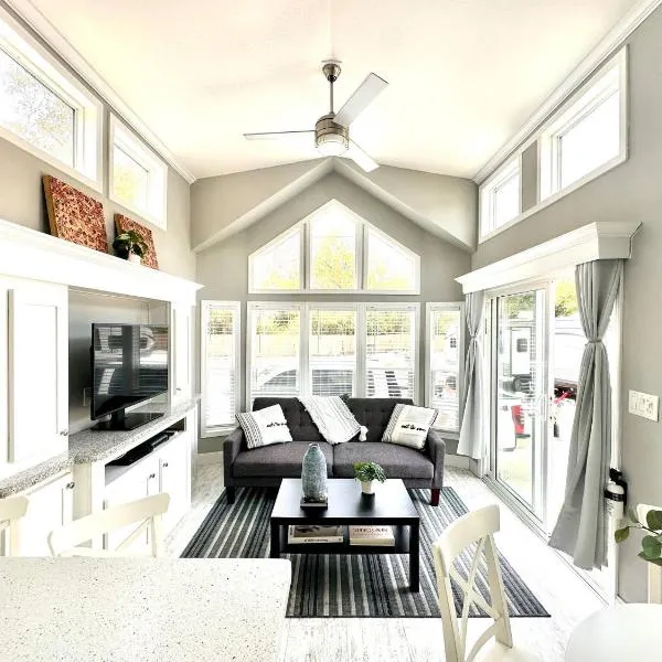 New Tiny Home- Paddle Boards, Kayaks, Pool, Marina, hotel v destinácii Key Largo