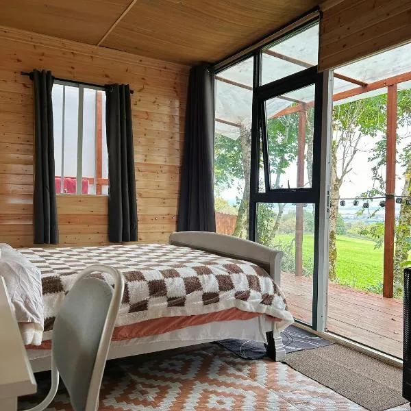 Valley view cabin in the woods on a farm, hotel i Feevaghmore