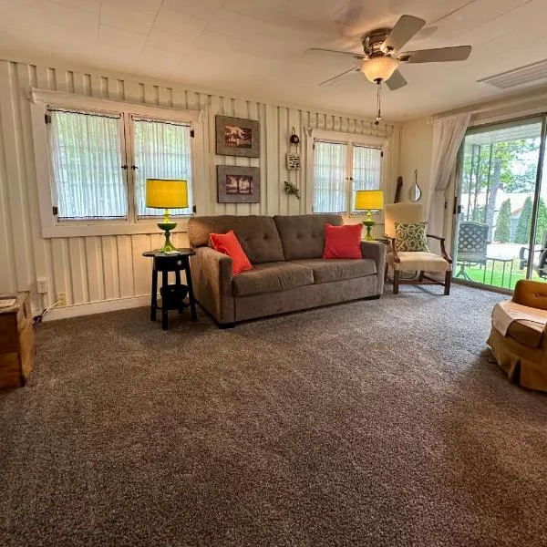 Charming Long Lake Cottage-Hot Tub-Pet Friendly-Near Alpena, hotel v mestu Alpena
