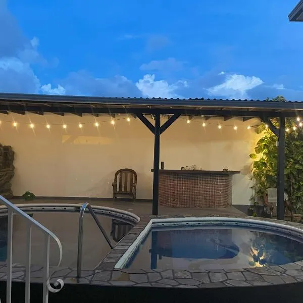 Trébol House Hostel, hotell i La Ceiba