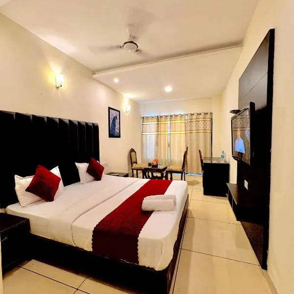 Hotel JB Grand Residency Zirakpur Chandigarh # lift #Balcony Rooms # Banquet Hall # Family Rooms, hotel v destinaci Čandígarh