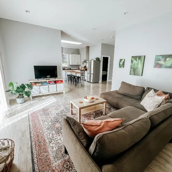 Sooke Getaway - Relax & Recharge in Nature, Private 7min to Sooke, hotel in Sooke