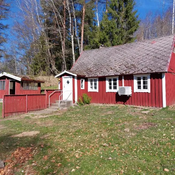 Easily accessible cabin with woodburner outside Hässleholm, hotel in Hörja