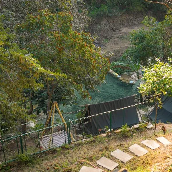 Waterfall Camping A Hidden Paradise near Rishikesh, hotel u gradu Rišikeš